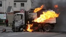 Un veicolo incendiato a Belfast - Foto Ansa © www.giornaledibrescia.it