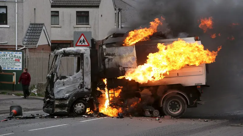 Un veicolo incendiato a Belfast - Foto Ansa © www.giornaledibrescia.it