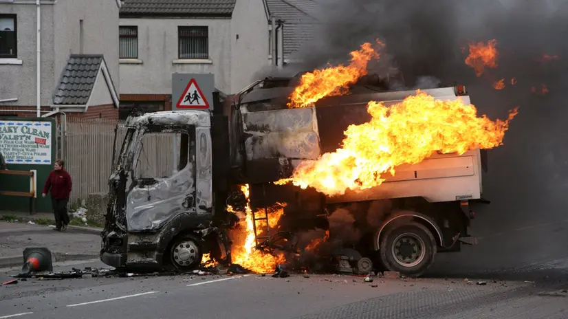Un veicolo incendiato a Belfast - Foto Ansa © www.giornaledibrescia.it