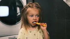 Nell'igiene orale è importante che i bambini vengano seguiti dagli adulti