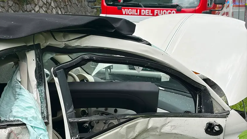 La 500 distrutta dopo essere finita contro il furgone