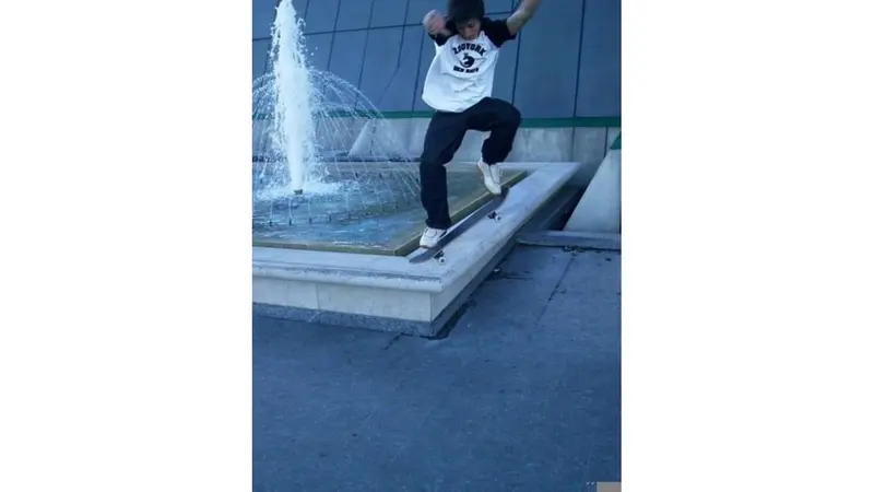 Uno skater nei primi anni 2000 mentre esegue un trick su una fontana