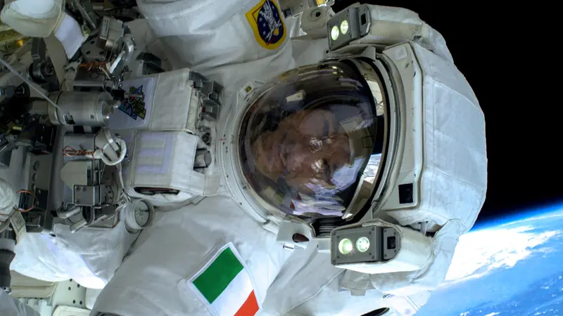 Parmitano durante un'attività extraveicolare - Foto Nasa