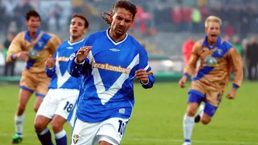L'iconica V ha campeggiato sul petto di grandi campioni, qui Roberto Baggio