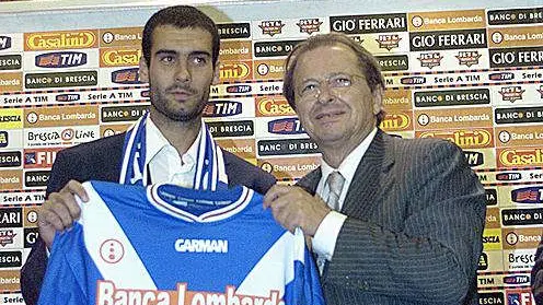 Fu Corioni (qui con Guardiola) a rivolere la «V» sulle maglie dopo un lungo periodo senza