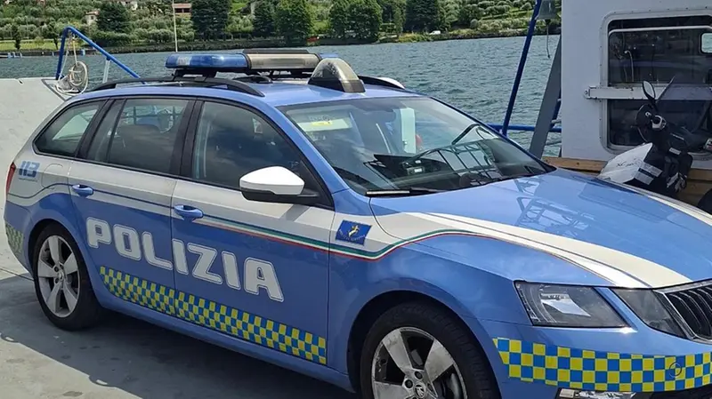 La pattuglia della Stradale in navigazione verso Montisola
