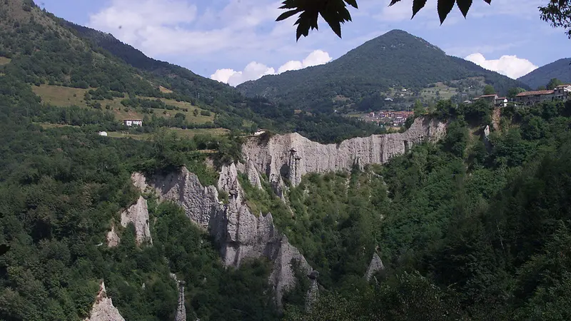 Un suggestivo scorcio delle piramidi di Zone