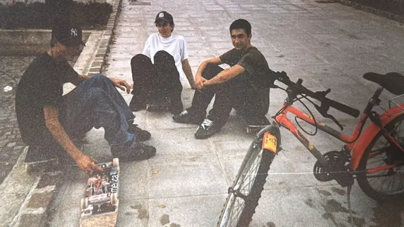 Skate e biciclette davanti alla casa della Musica, intorno al 1998