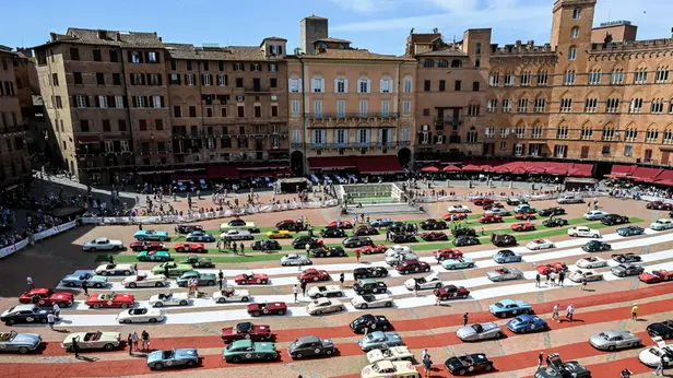Mille Miglia 2026, la pausa di pranzo a Siena