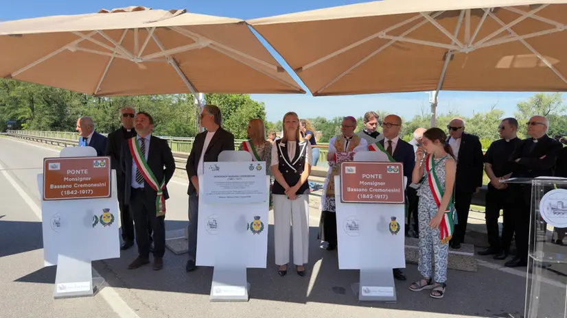 Un momento della cerimonia di intitolazione del ponte sul fiume Oglio