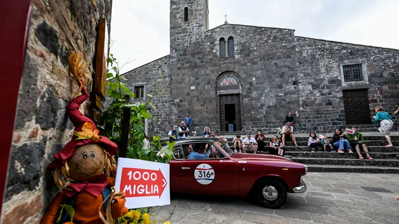 Mille Miglia 2026: passaggio a Radicofani