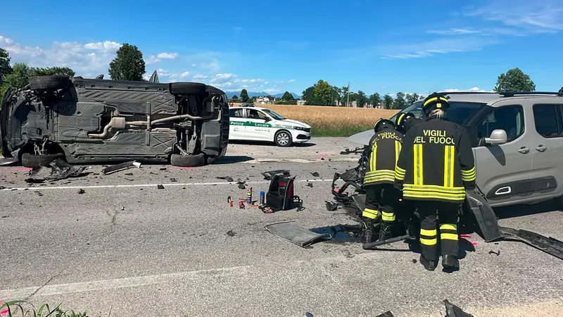 Le auto distrutte dopo l'incidente a Leno - © www.giornaledibrescia.it