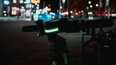 Un monopattino in una città di notte, foto rappresentativa