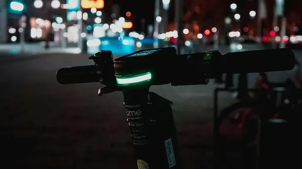 Un monopattino in una città di notte, foto rappresentativa