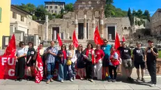 I manifestanti davanti al Capitolium - © www.giornaledibrescia.it