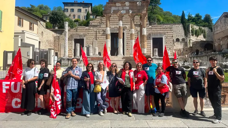 I manifestanti davanti al Capitolium - © www.giornaledibrescia.it