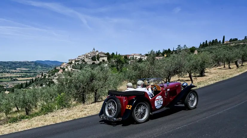 Mille Miglia 2026, il passaggio tra gli ulivi di Trevi