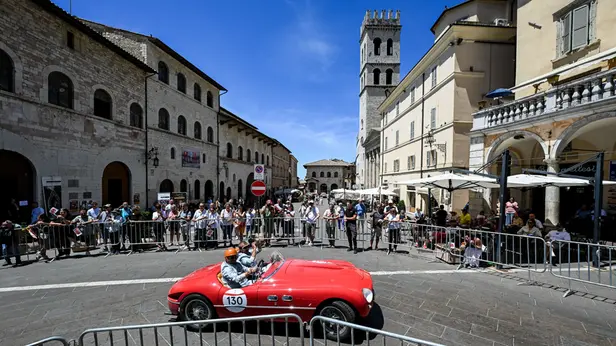 Mille Miglia 2026, il passaggio da Assisi