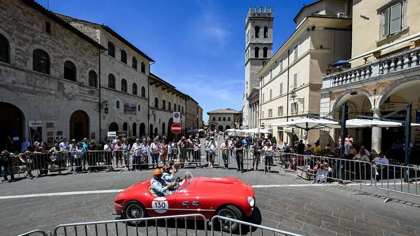 Mille Miglia 2026, il passaggio da Assisi