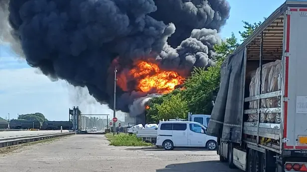 L'incendio alla Versalis di Mantova