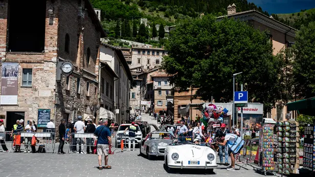 Mille Miglia 2026, la pausa pranzo a Gubbio