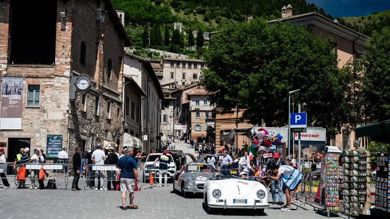Mille Miglia 2026, la pausa pranzo a Gubbio