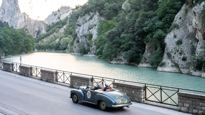 Mille Miglia 2026, il passaggio dalla Gola del Furlo