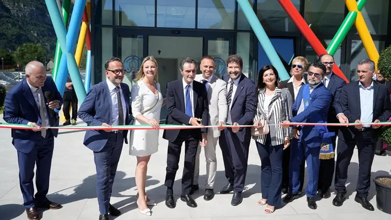 Taglio del nastro: presenti le autorità locali, provinciali e regionali