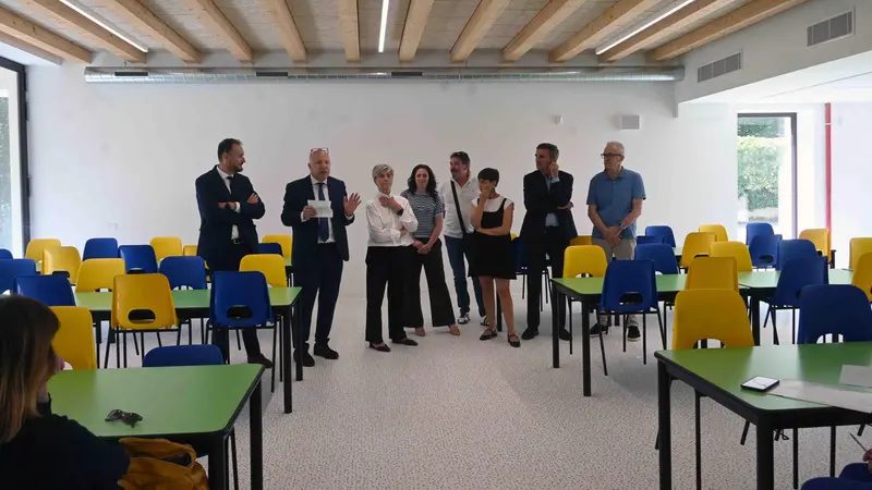 Sindaca, assessori e autorità scolastiche alla Valdadige - Foto Marco Ortogni/Neg © www.giornaledibrescia.it