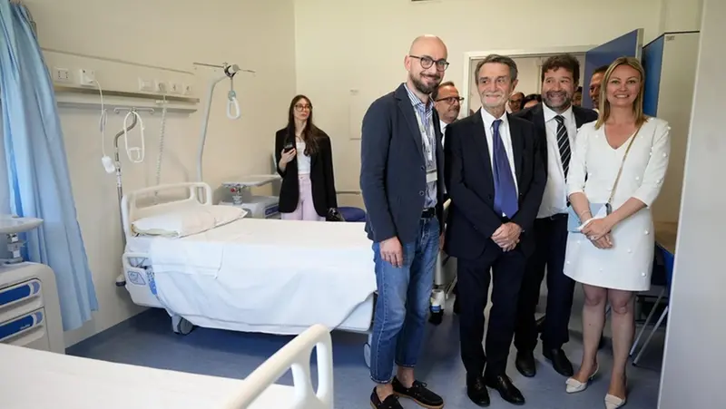 Le autorità all'interno della struttura durante la visita