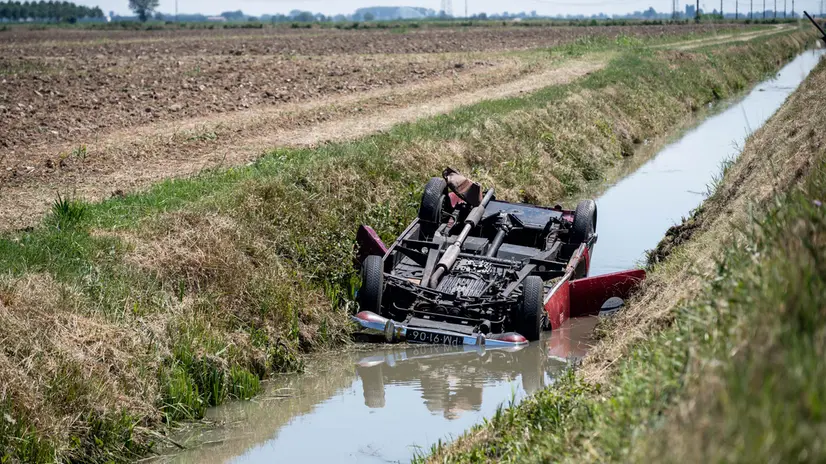 Mille Miglia 2026, l'auto finita nel fosso a Mantova