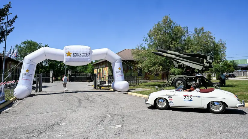 Mille Miglia 2026, il passaggio dalla base militare dell’Esercito a Mantova