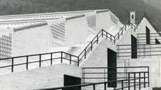 L'esterno della scuola media Dante Alighieri di Lumezzane, foto Torricelli Associati