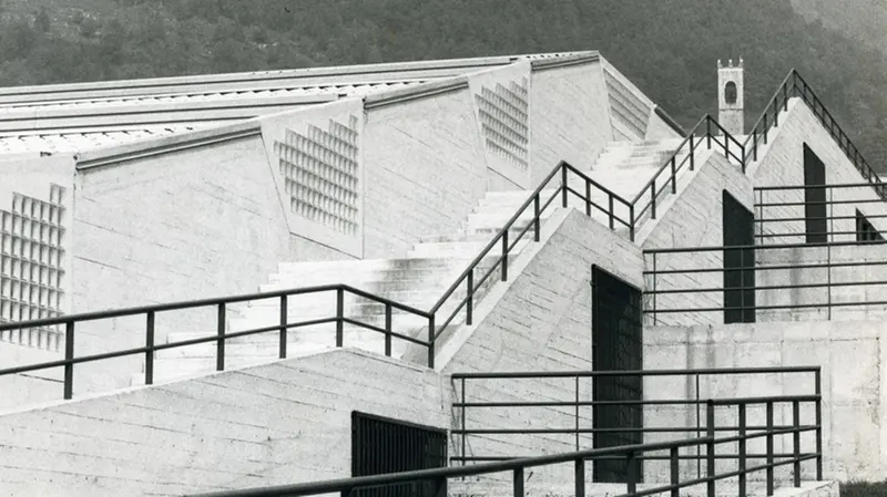 L'esterno della scuola media Dante Alighieri di Lumezzane, foto Torricelli Associati