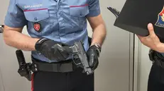 La pistola usata per minacciare i padroni di casa
