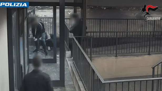 Una delle aggressioni riprese dalle telecamere di sicurezza
