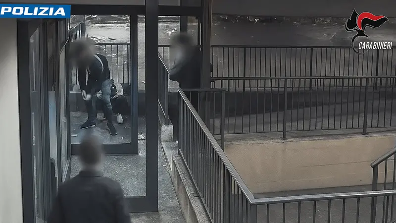Una delle aggressioni riprese dalle telecamere di sicurezza