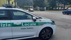 Un'auto della Polizia Locale della Valle Sabbia