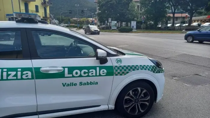 Un'auto della Polizia Locale della Valle Sabbia