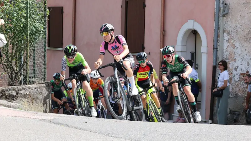 Il gruppo all'inseguimento dei fuggitivi - foto Rodella
