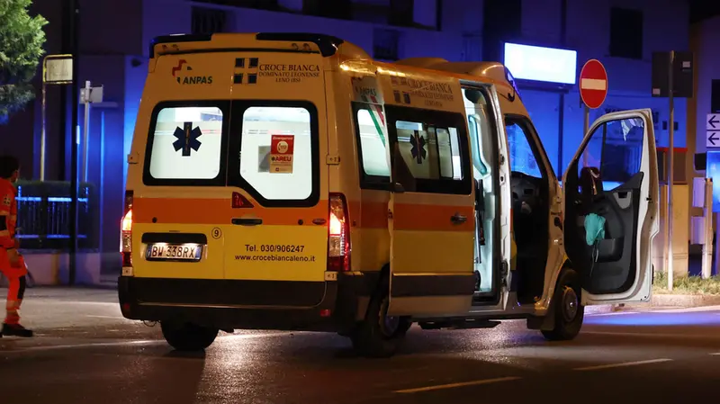 Un'ambulanza di notte (foto d'archivio)