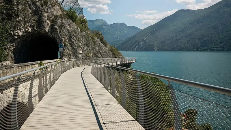 Uno dei tratti più famosi della ciclovia del Garda