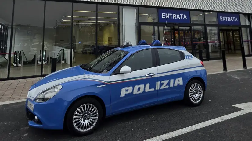 La Polizia davanti all'Ipertosano - © www.giornaledibrescia.it
