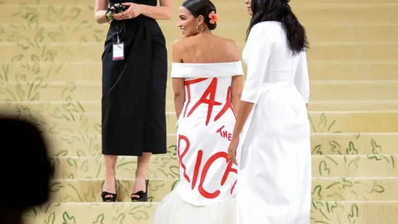 La deputata statunitense Ocasio-Cortez al Met Gala del 2021 - Foto Facebook