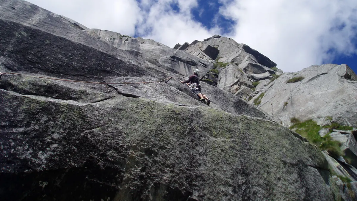 Paolo Amadio in apertura della Bugs Bunny al Coster del Poia, Val Adamè - Foto Paolo Amadio