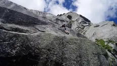 Paolo Amadio in apertura della Bugs Bunny al Coster del Poia, Val Adamè - Foto Paolo Amadio