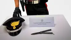 Il coltello sequestrato dai militari