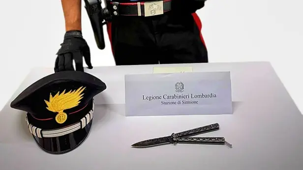 Il coltello sequestrato dai militari