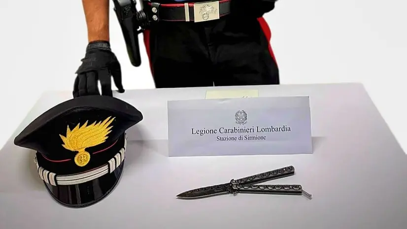 Il coltello sequestrato dai militari