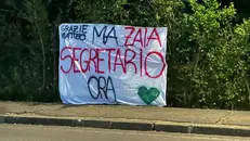 Lo striscione apparso in via Oberdan - © www.giornaledibrescia.it